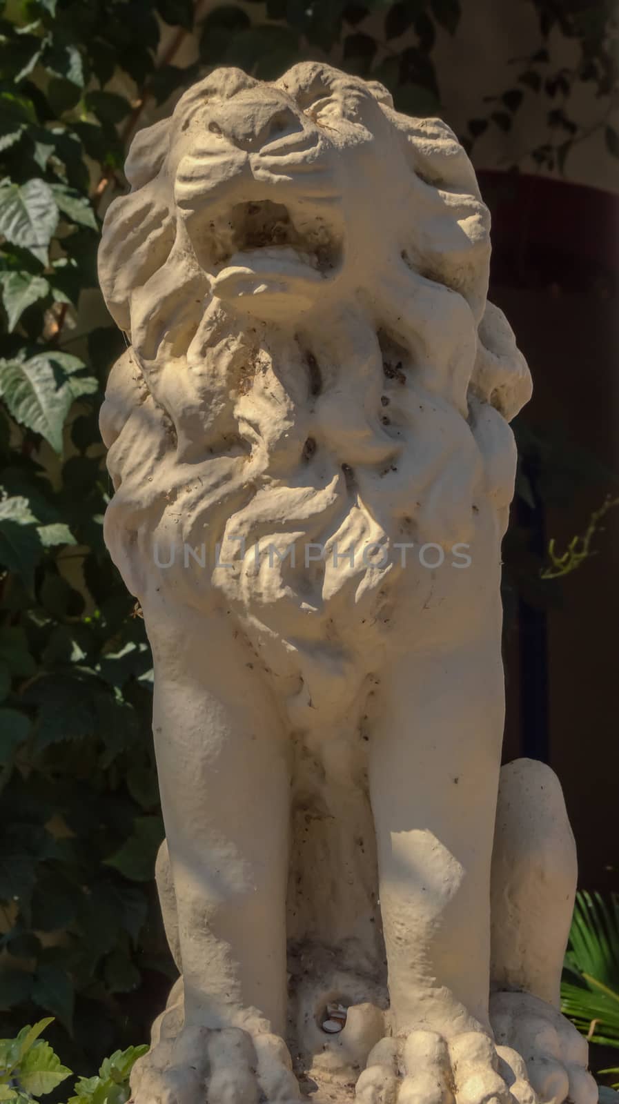 Statue of a little lion serving as decoration at the entrance of a restaurant