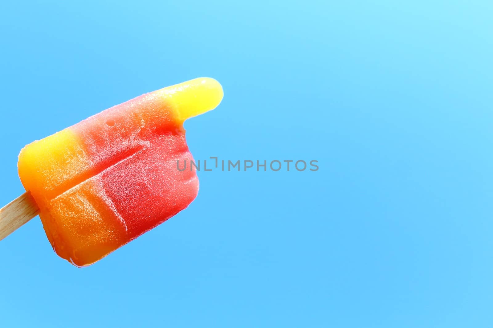 The picture shows a funny icefinger in front of the blue sky.