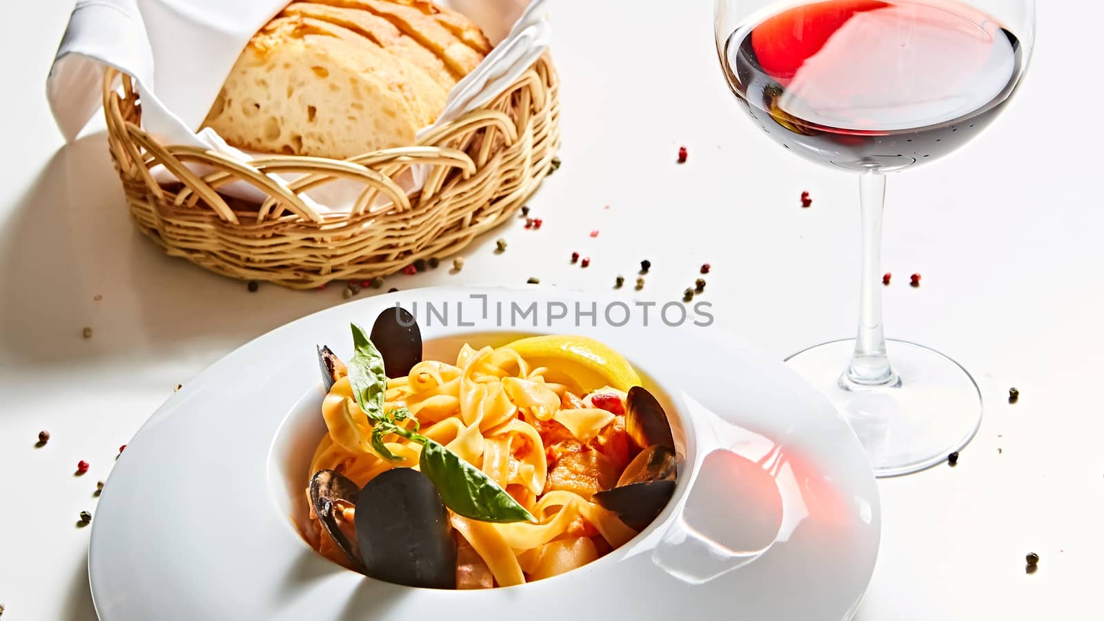 The cooked mussels and pasta with wine glass