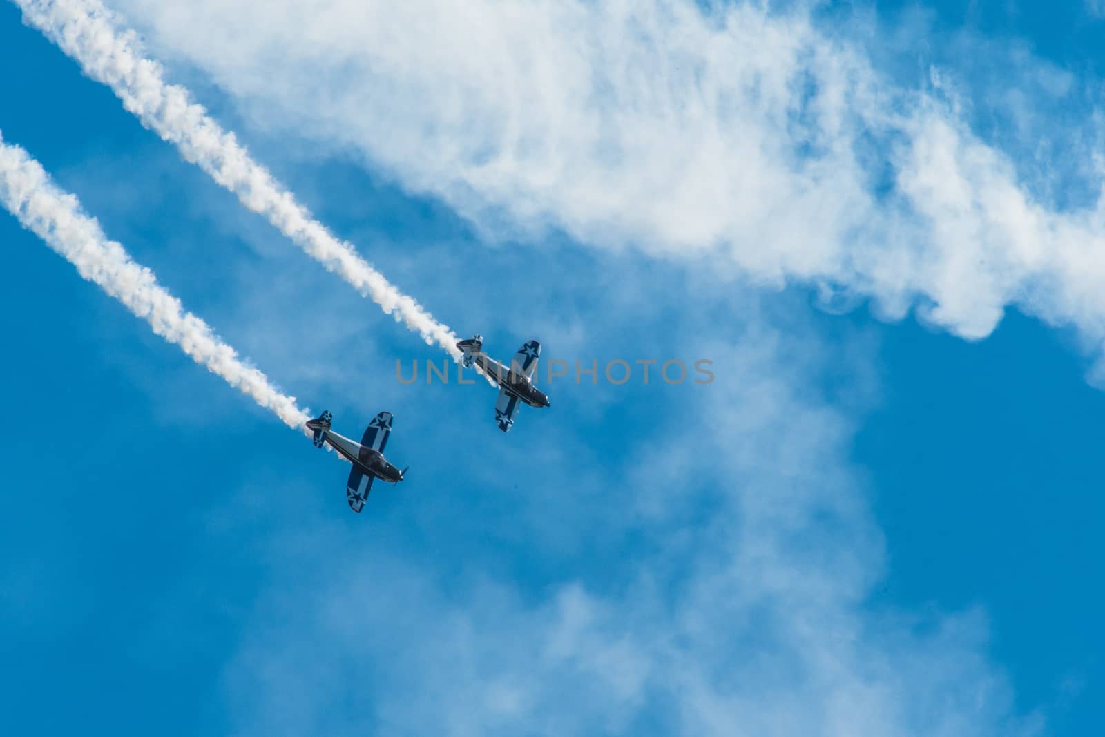 Démonstration des 9 alphajets de la patrouille de France lors d'un meeting aérien