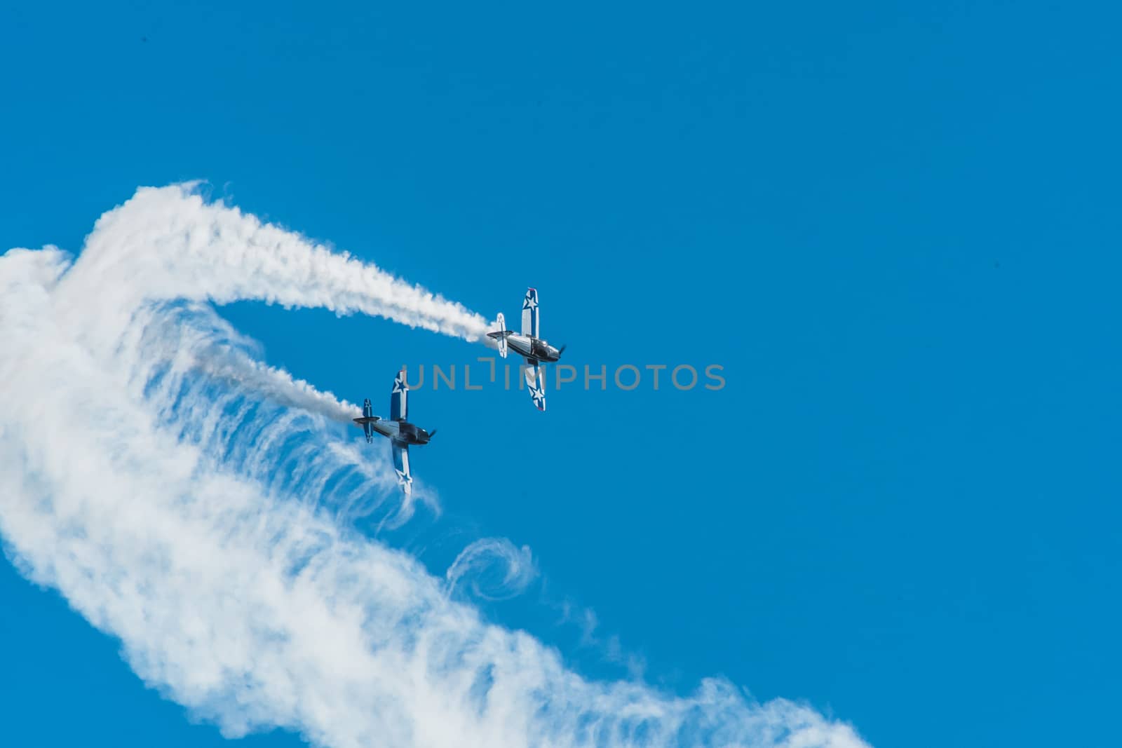 Démonstration des 9 alphajets de la patrouille de France lors d'un meeting aérien