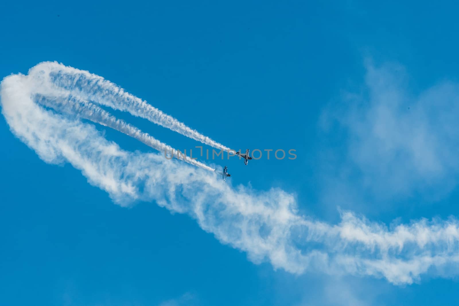 Démonstration des 9 alphajets de la patrouille de France lors d'un meeting aérien
