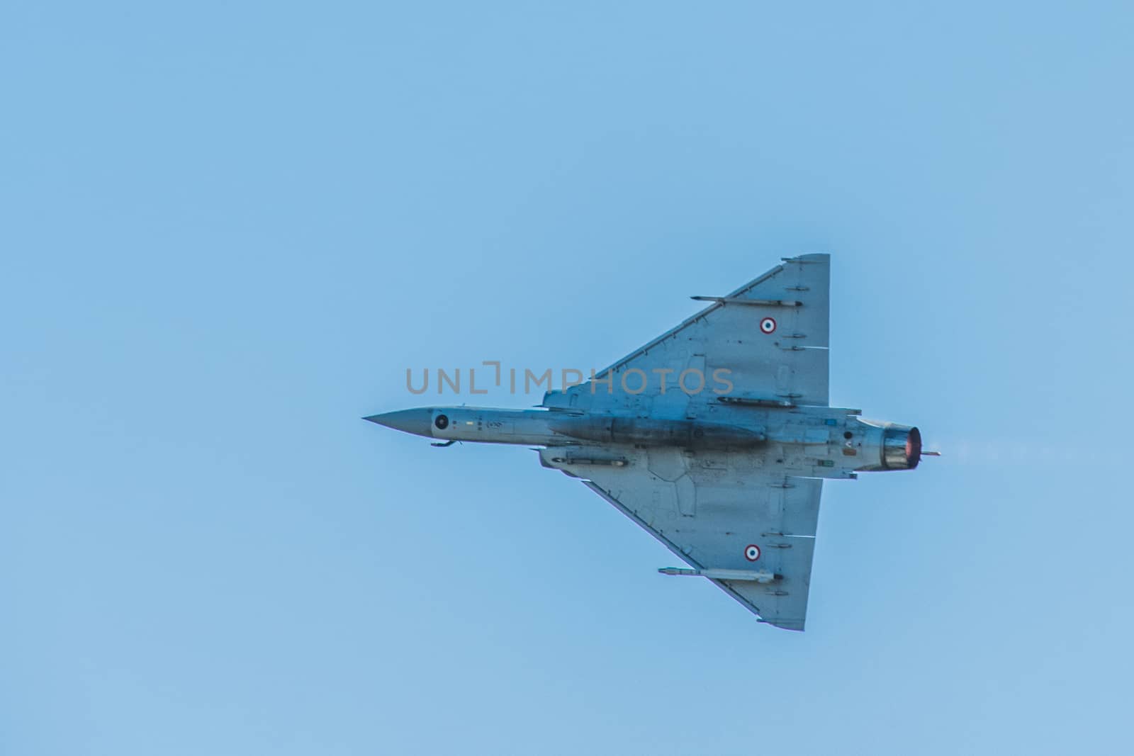 Démonstration des 9 alphajets de la patrouille de France lors d'un meeting aérien