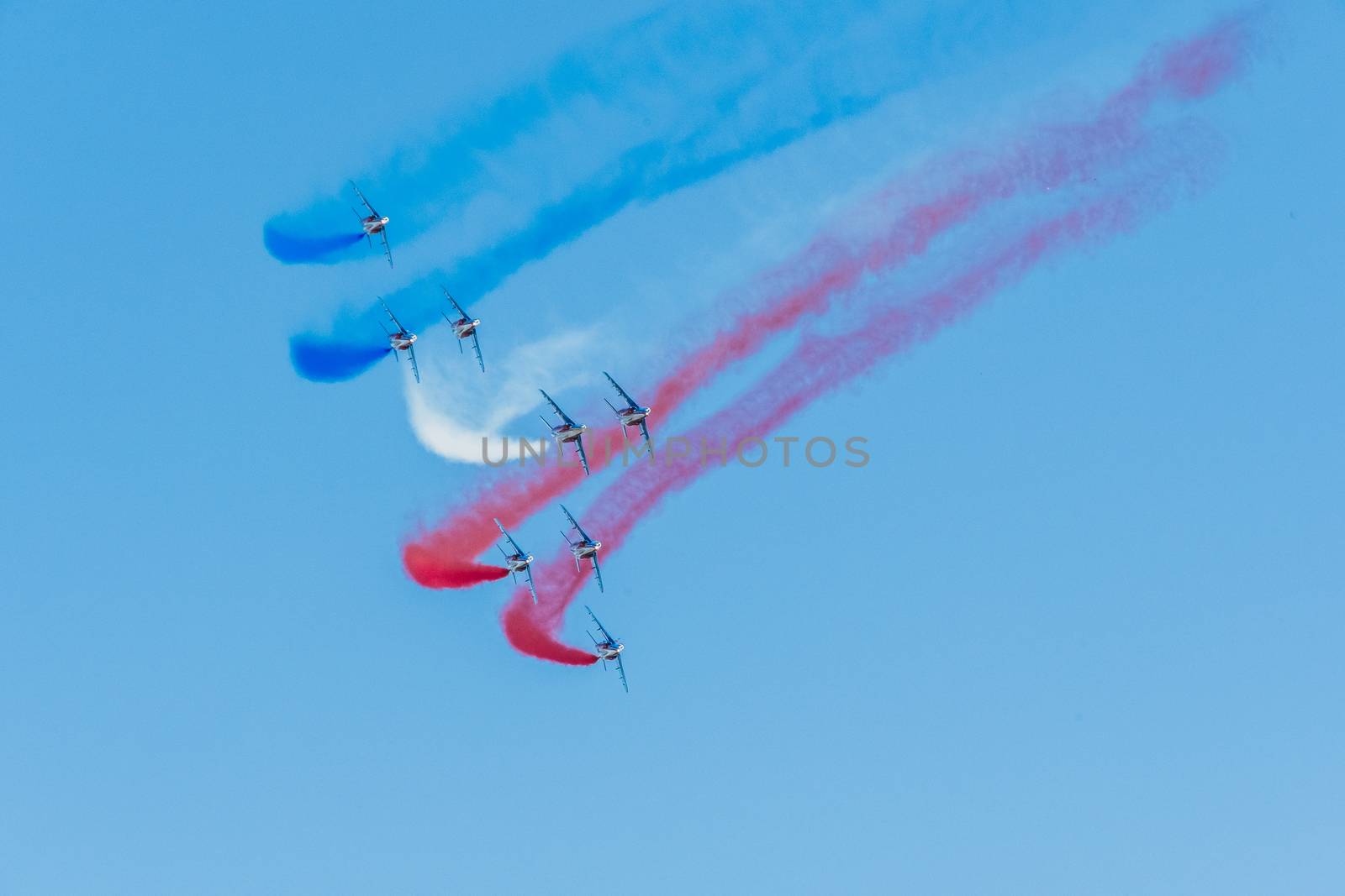 Démonstration des 9 alphajets de la patrouille de France lors d'un meeting aérien