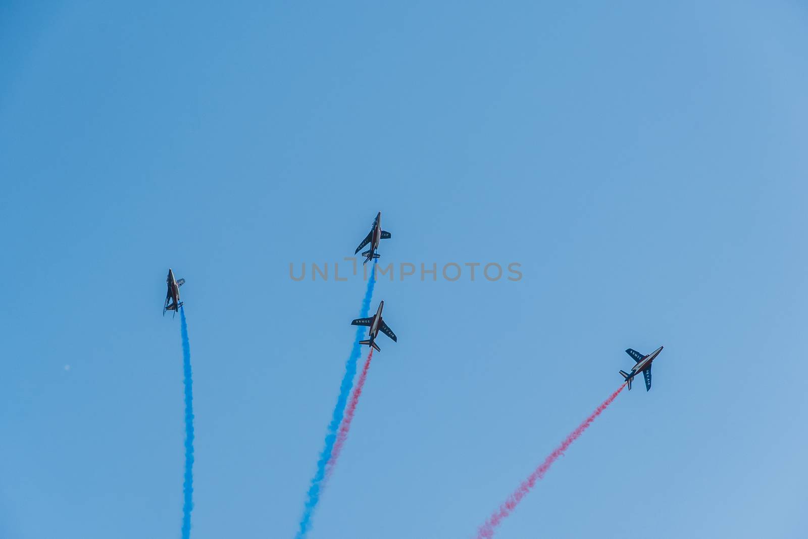 Démonstration des 9 alphajets de la patrouille de France lors d'un meeting aérien