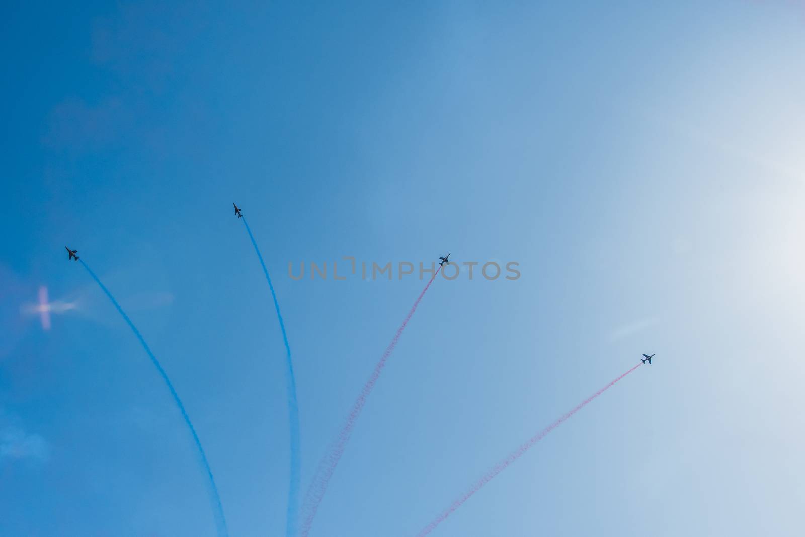 Démonstration des 9 alphajets de la patrouille de France lors d'un meeting aérien