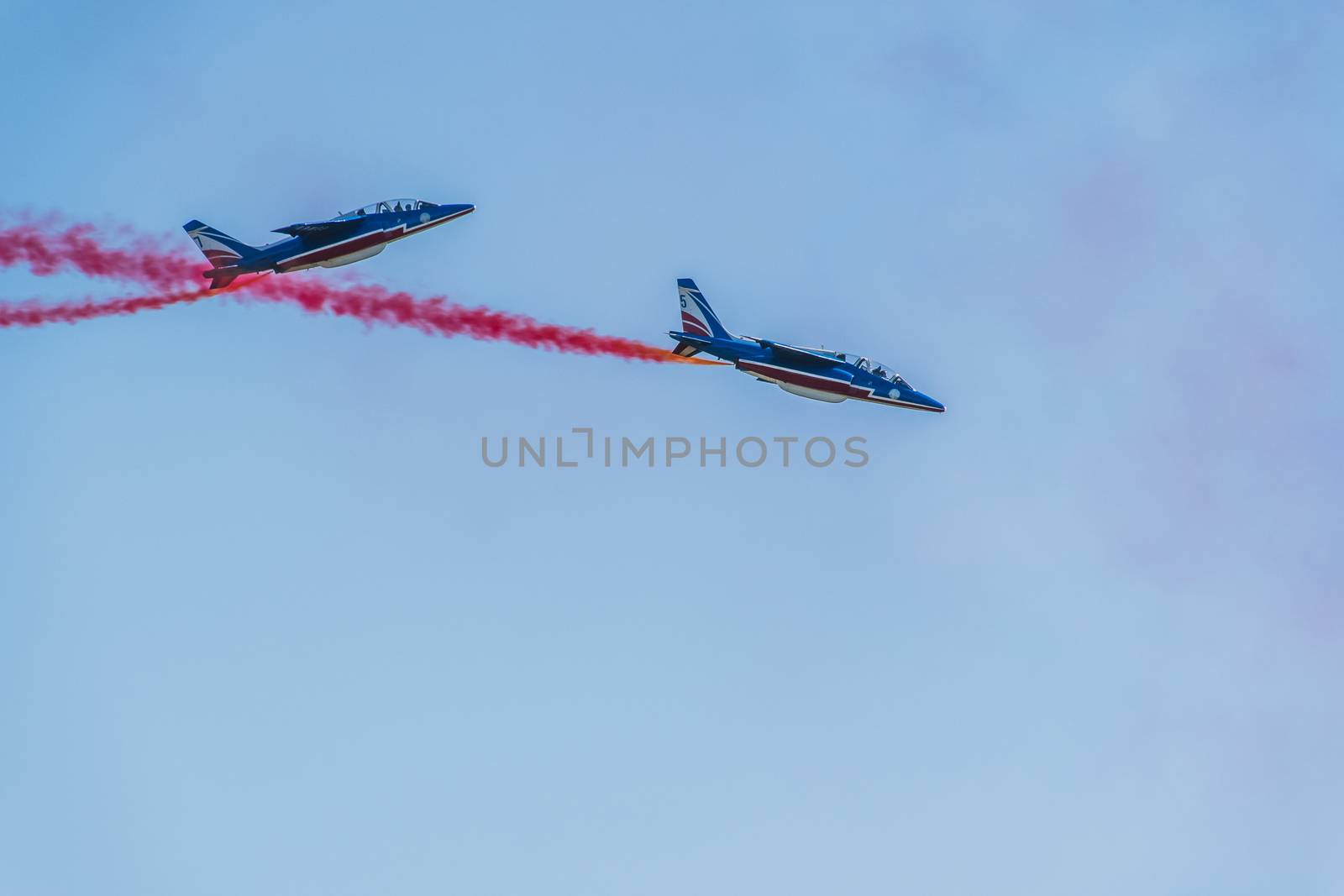 Démonstration des 9 alphajets de la patrouille de France lors d'un meeting aérien