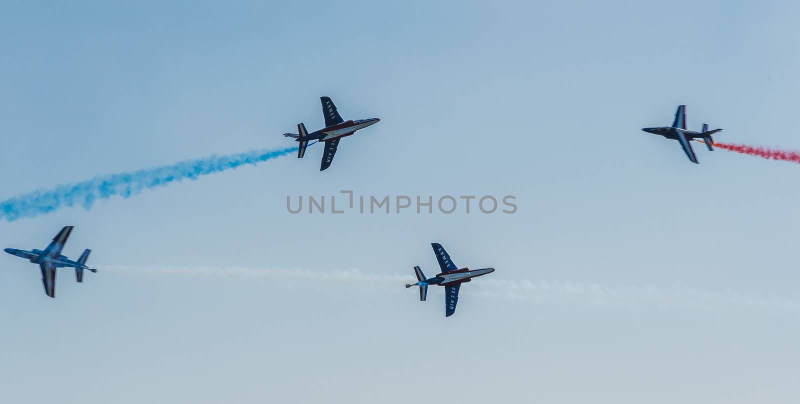 Démonstration des 9 alphajets de la patrouille de France lors d'un meeting aérien