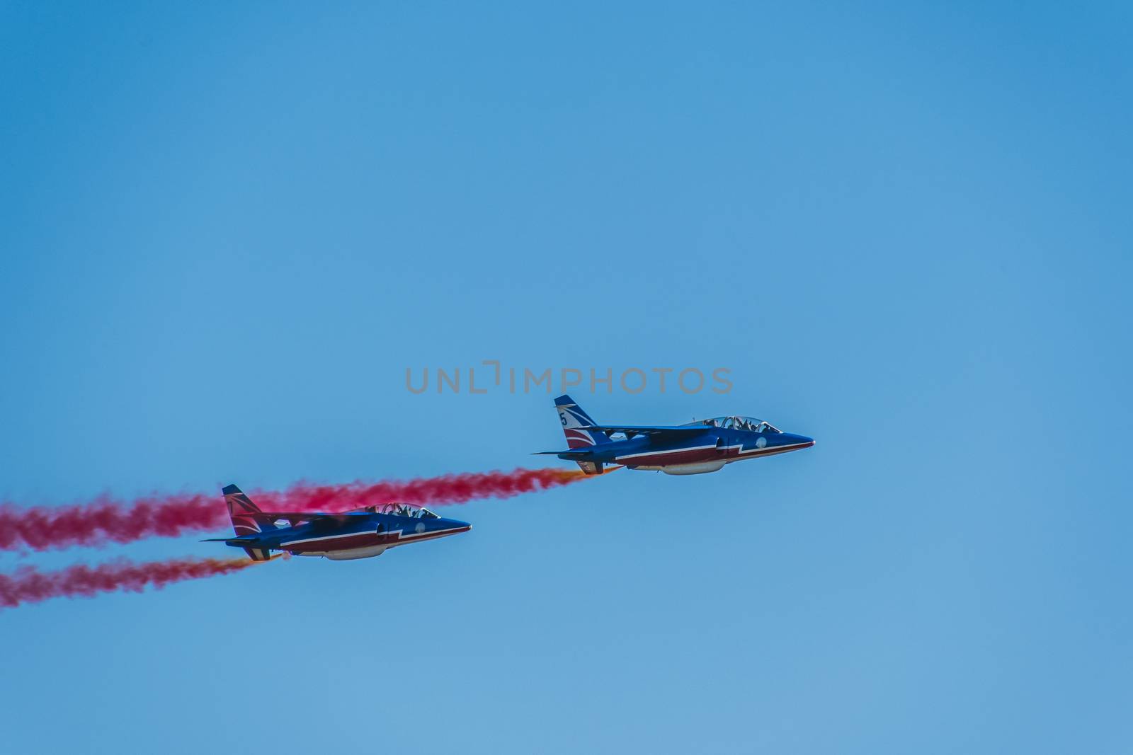 Démonstration des 9 alphajets de la patrouille de France lors d'un meeting aérien