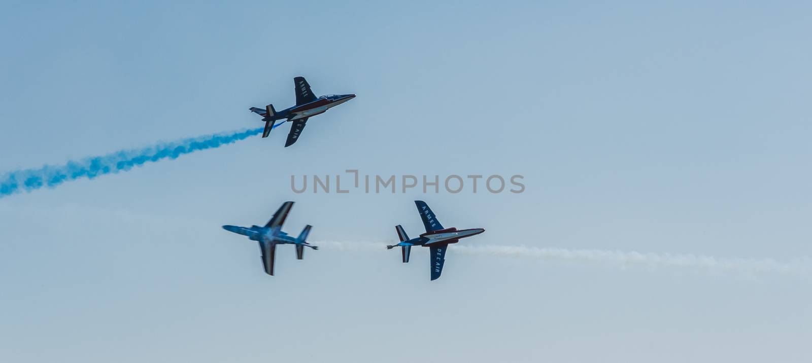 Démonstration des 9 alphajets de la patrouille de France lors d'un meeting aérien