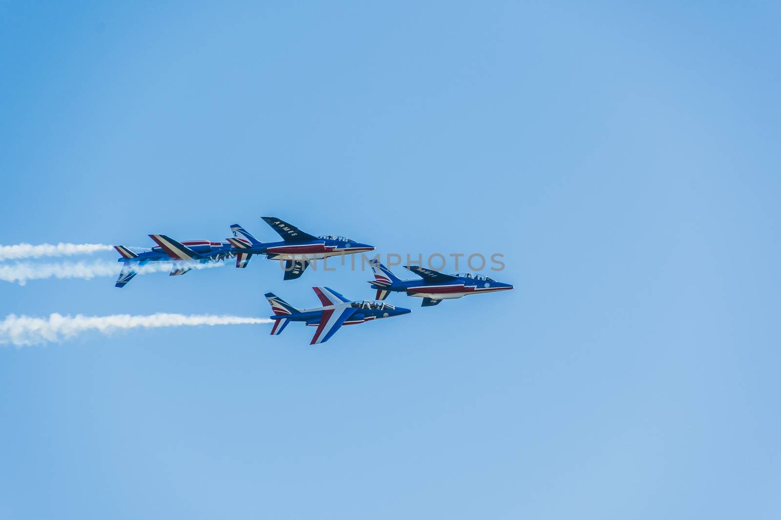Démonstration des 9 alphajets de la patrouille de France lors d'un meeting aérien
