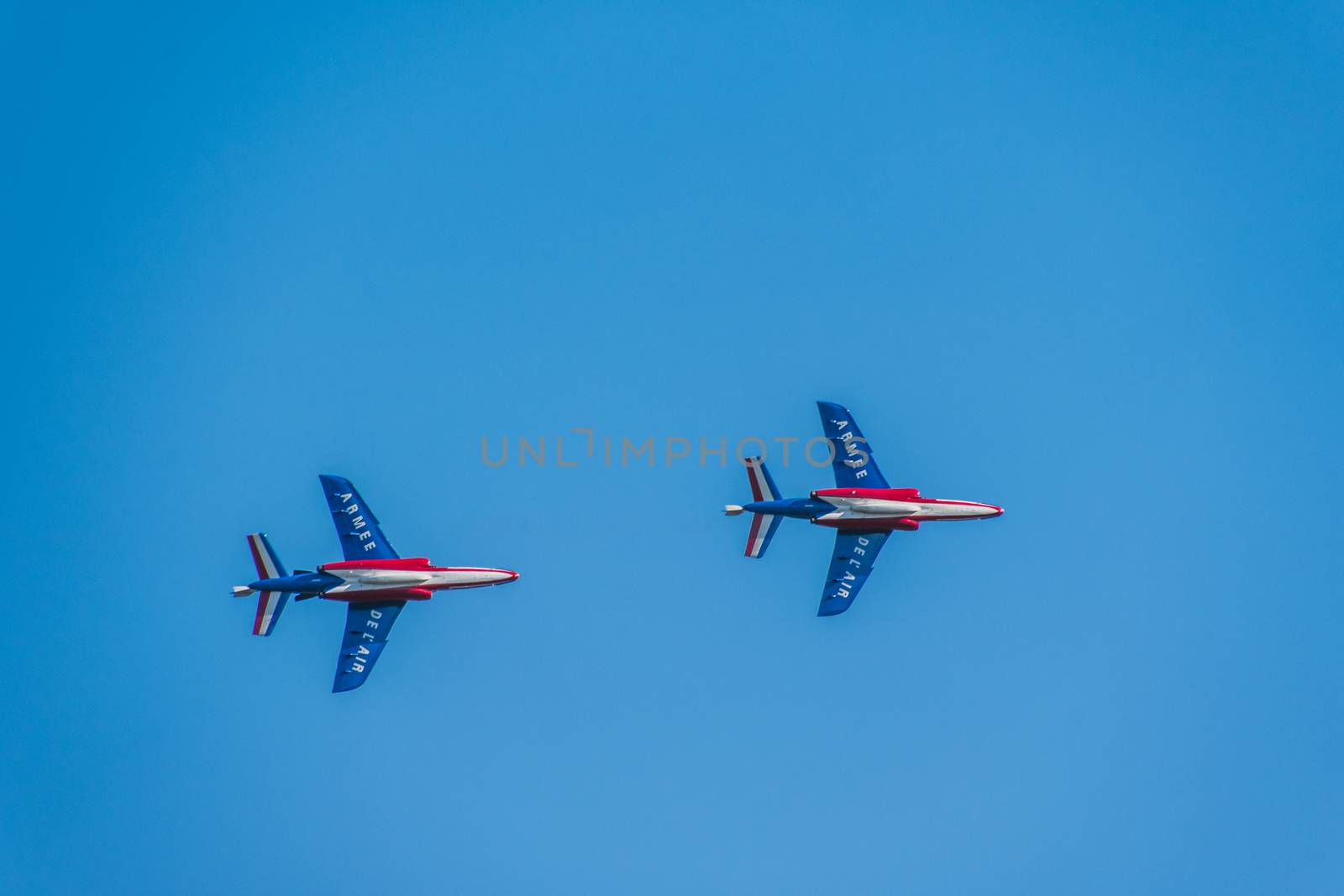 Démonstration des 9 alphajets de la patrouille de France lors d'un meeting aérien
