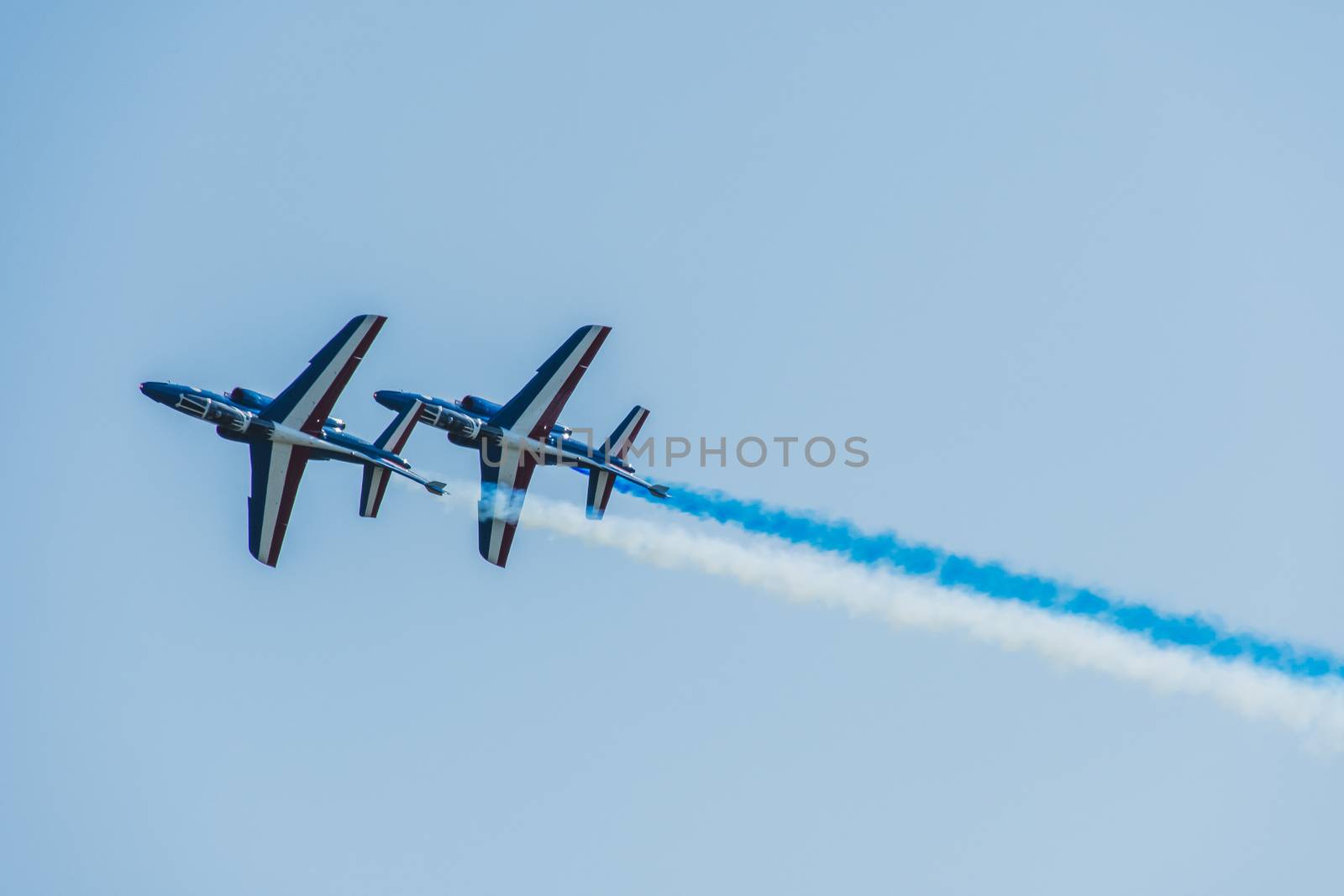 Démonstration des 9 alphajets de la patrouille de France lors d'un meeting aérien
