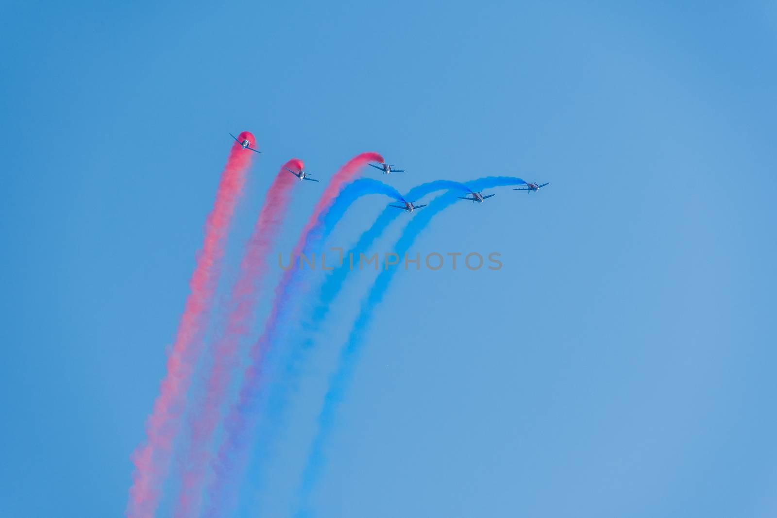 Démonstration des 9 alphajets de la patrouille de France lors d'un meeting aérien