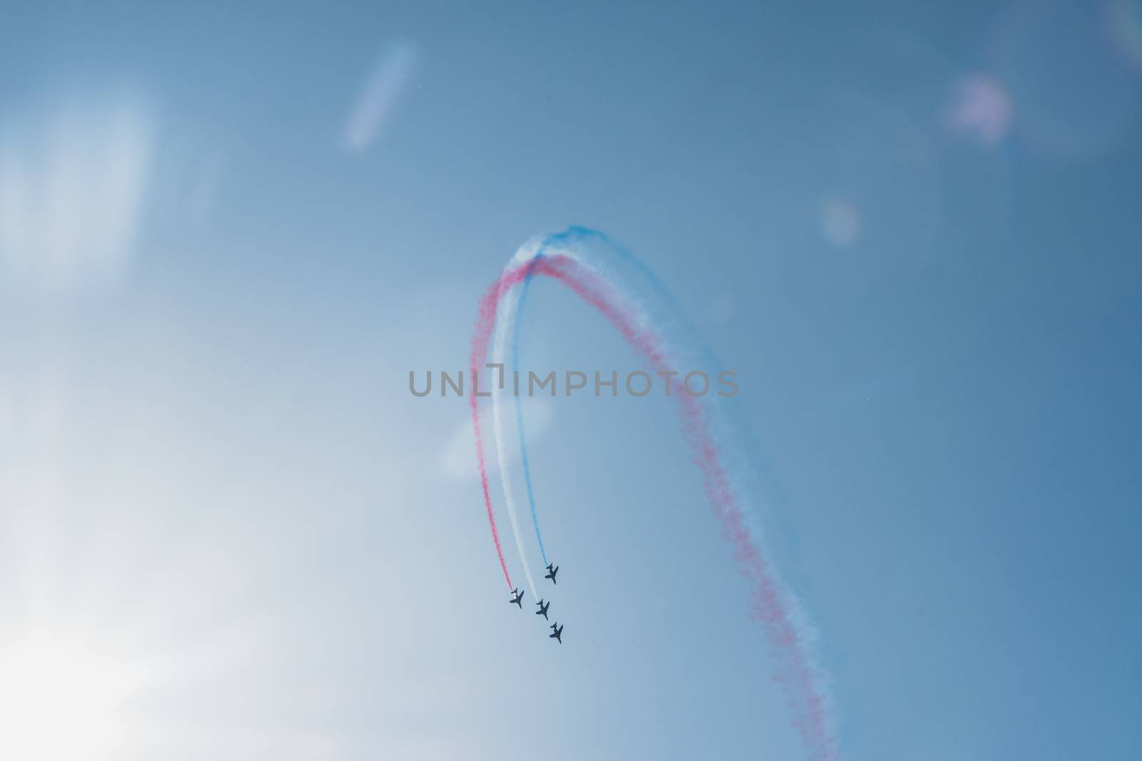 Démonstration des 9 alphajets de la patrouille de France lors d'un meeting aérien