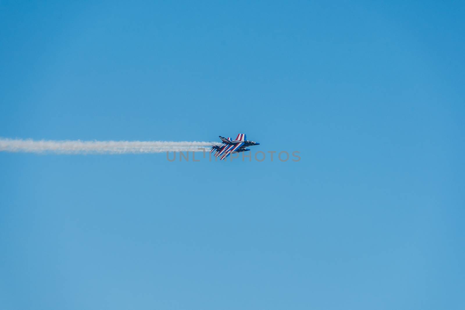 Démonstration des 9 alphajets de la patrouille de France lors d'un meeting aérien