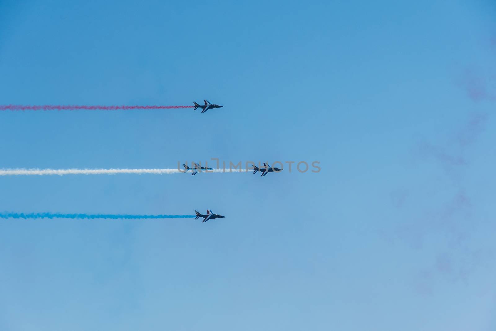 Démonstration des 9 alphajets de la patrouille de France lors d'un meeting aérien