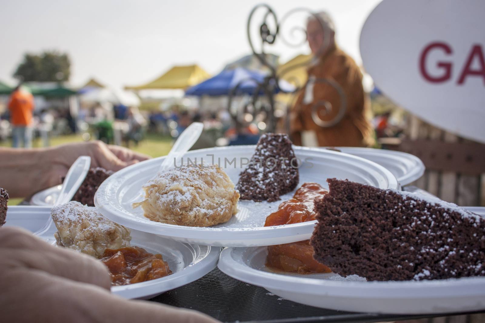 plastic dishes with slices of cake. An expression of a picnic in the countryside with good traditional food.