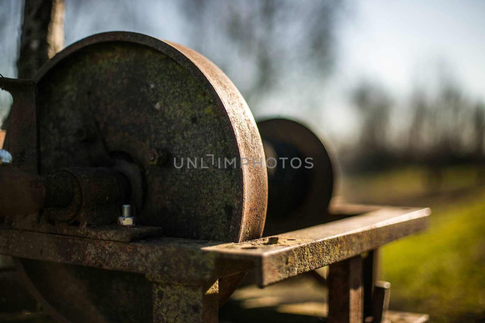 Old rusty iron winch in disuse. Vintage mechanics abandoned.