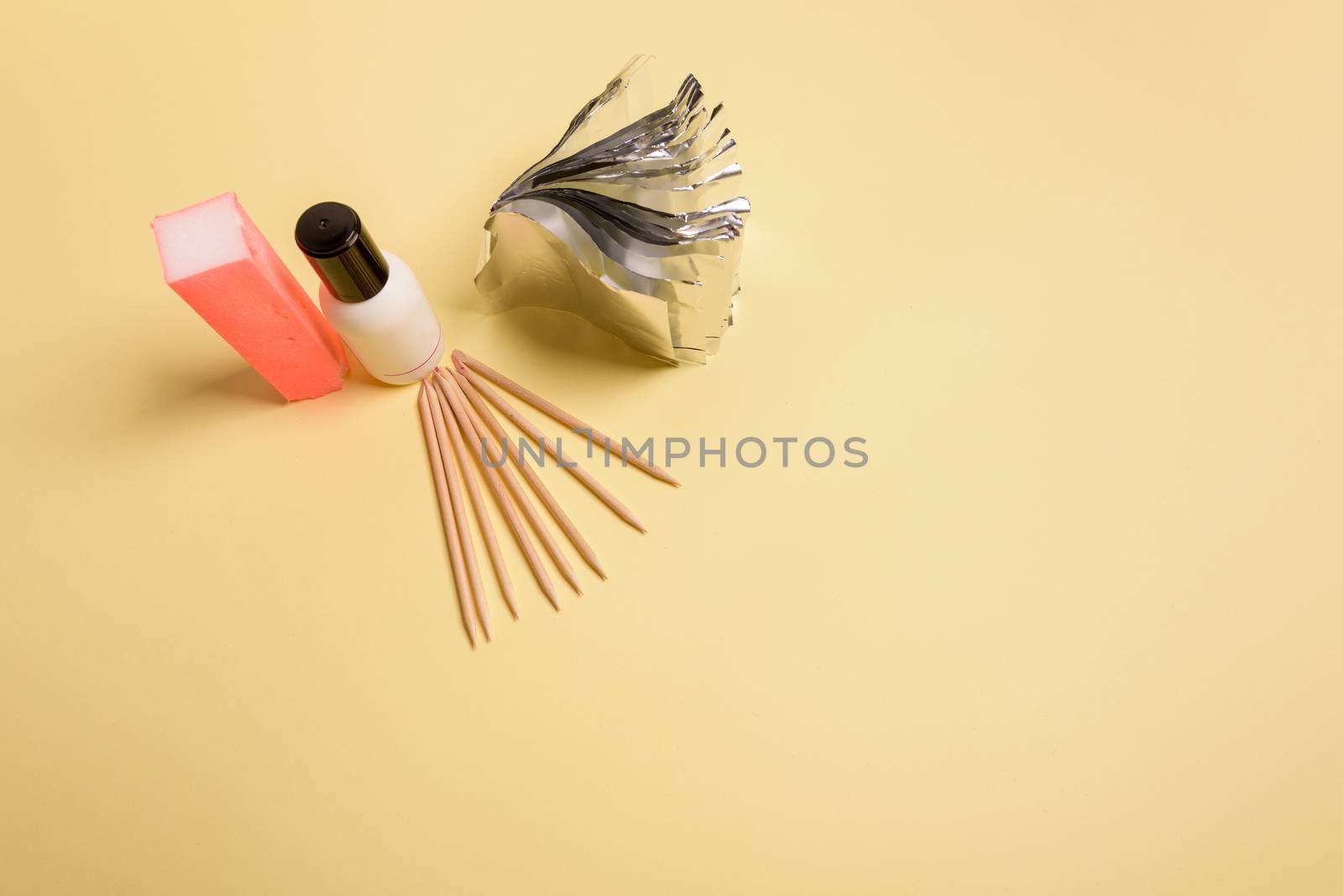 Hybrid manicure removal kit. The procedure for removing varnish from nails in progress