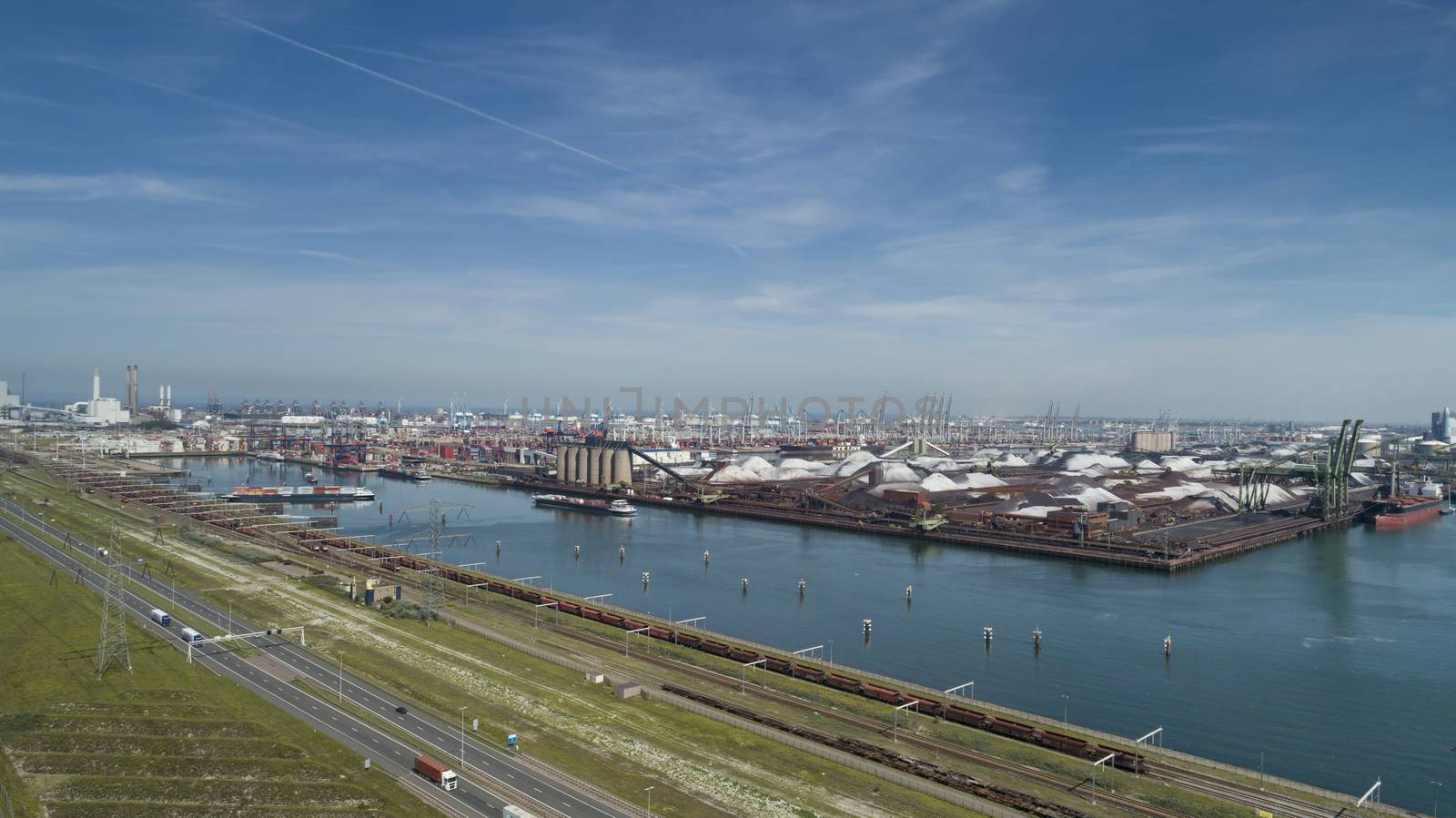 Industrial area in the Port of Rotterdam in The Netherlands. por by Tjeerdkruse