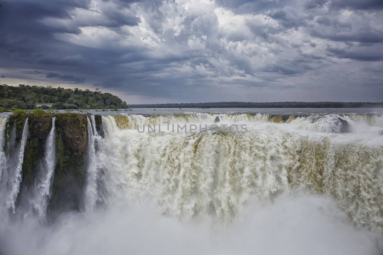 The area of Iguazu Falls is a set of about 275 waterfalls in the Iguazu River (catchment area of the river Parana), located between the Iguazu National Park, Parana (Brazil) and the Iguazu National Park in Misiones (Argentina) the border between the two countries. The total area of both national parks, correspond to 250,000 hectares of subtropical rainforest and is considered Natural World Heritage