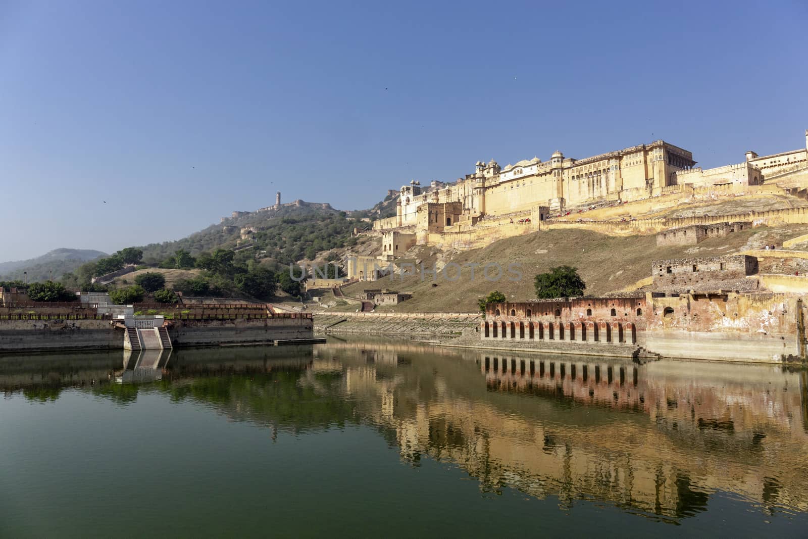 Lake and view of Amber Fort on the outskirts of Jaipur, Rajasthan, India