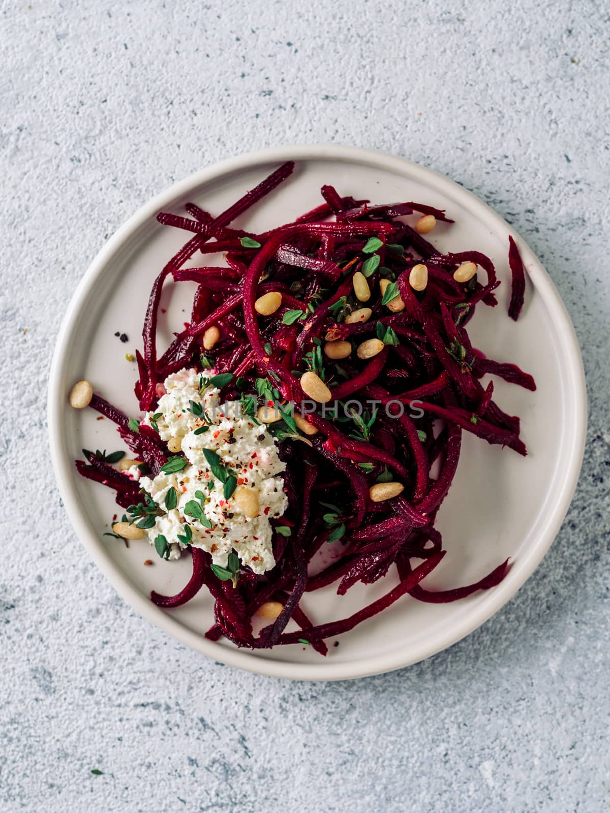 Raw beetroot noodles or beet spaghetti salad by fascinadora