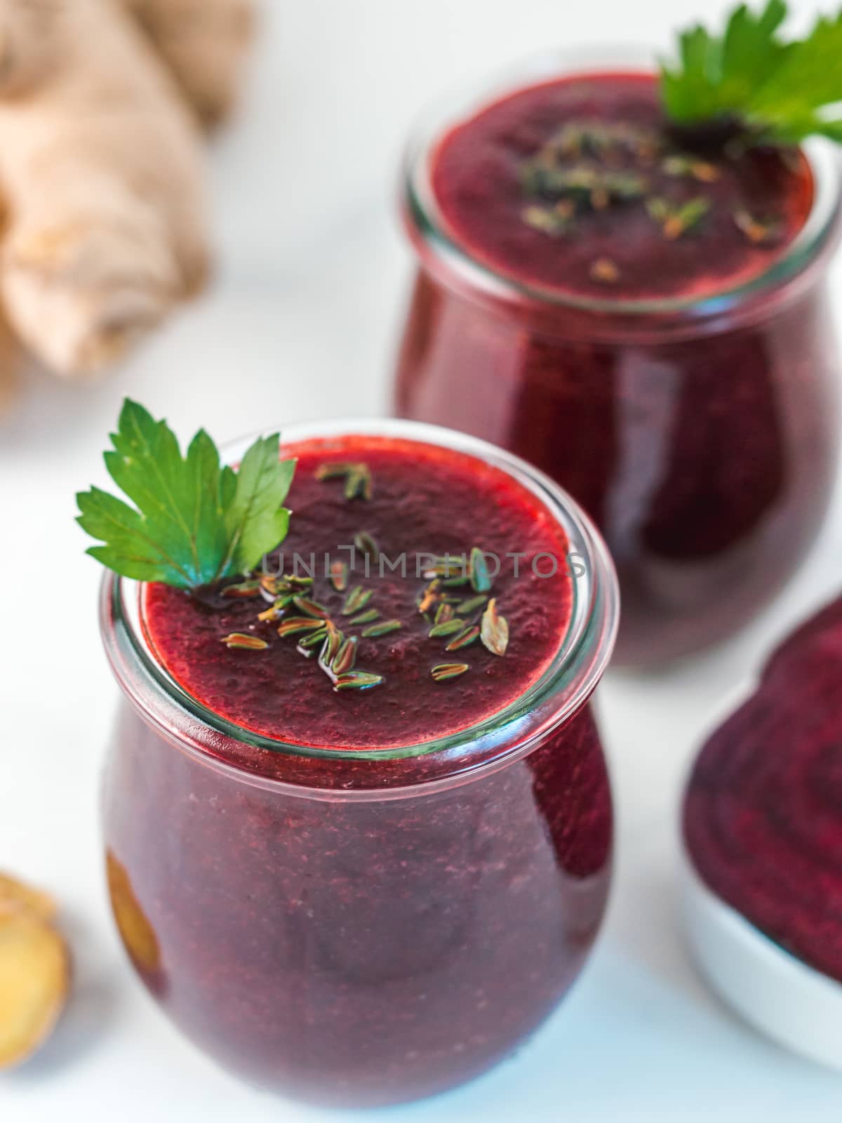 Fresh beetroot and ginger smoothie by fascinadora
