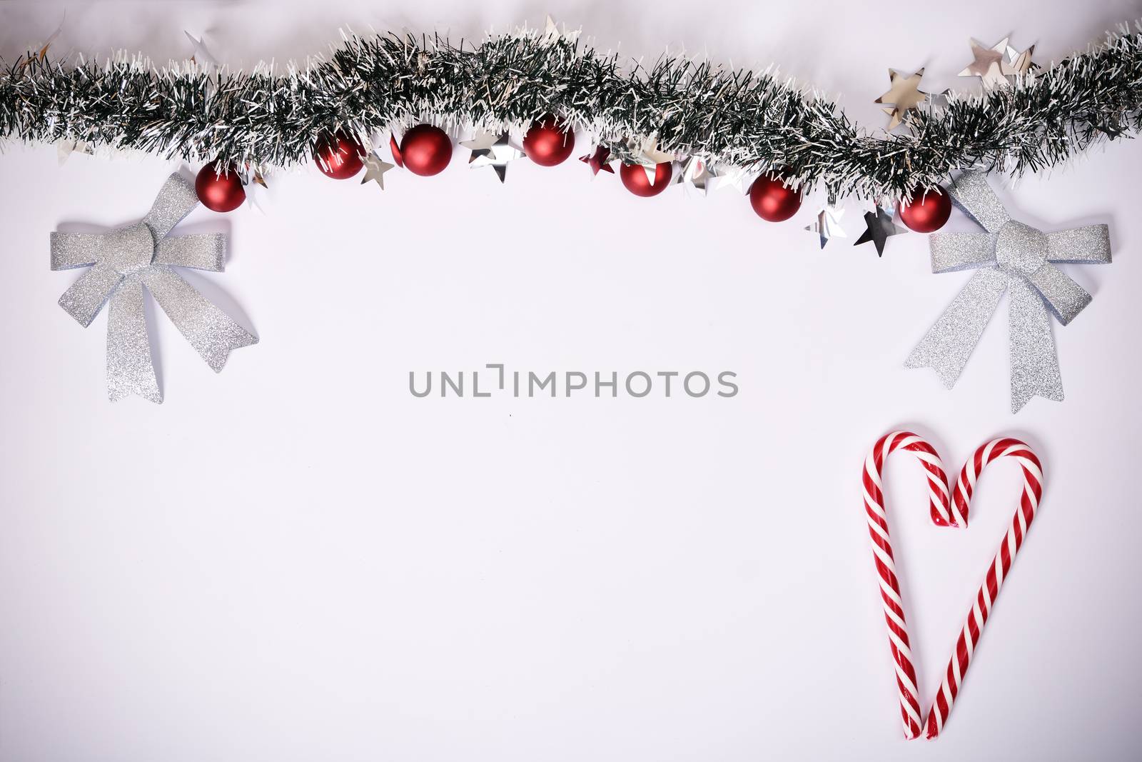 Seasonal composition with garland and candy cane heart by Mendelex