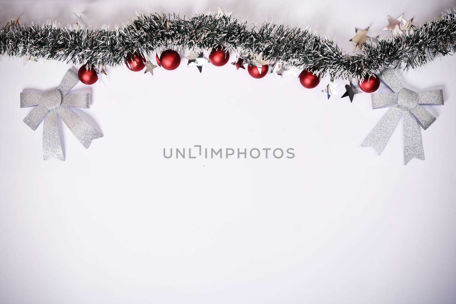 Seasonal composition with garland and glittery bows by Mendelex