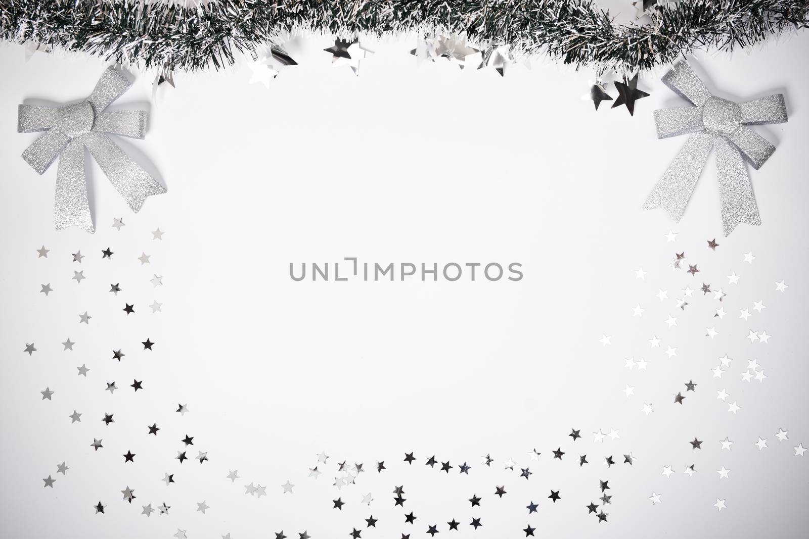 Seasonal composition with garland and stars by Mendelex