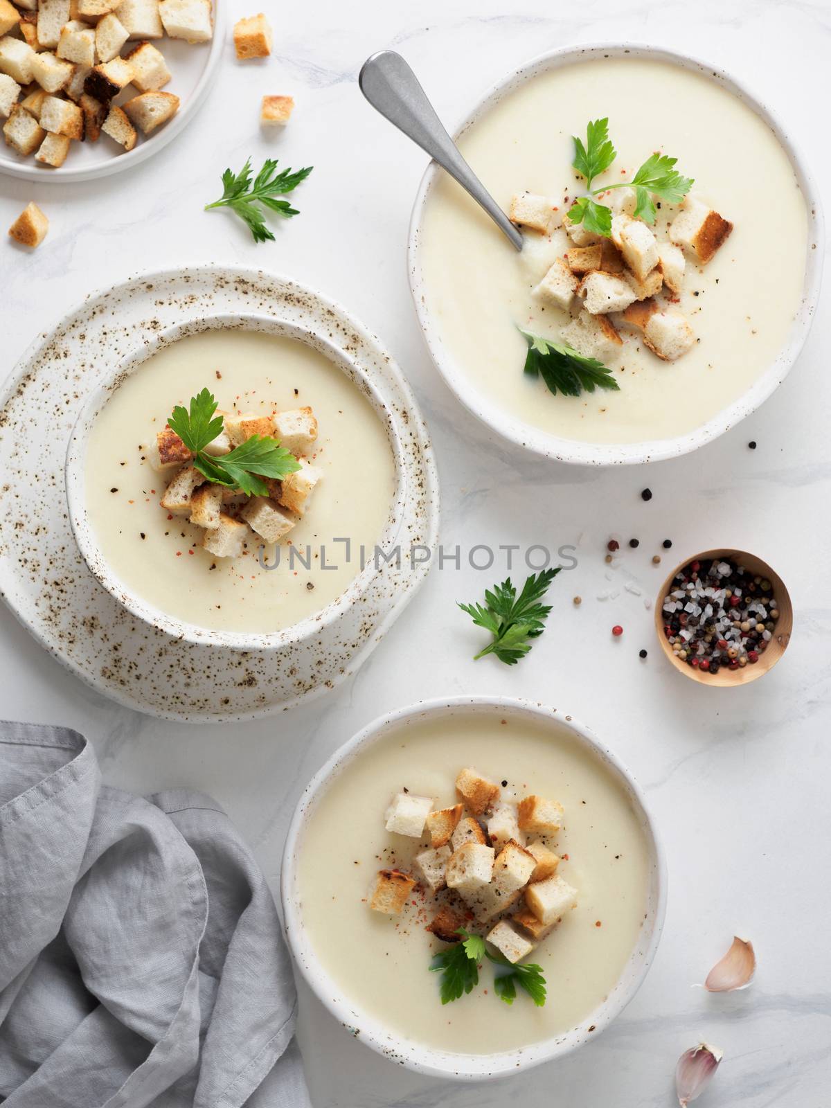 cauliflower soup puree top view by fascinadora