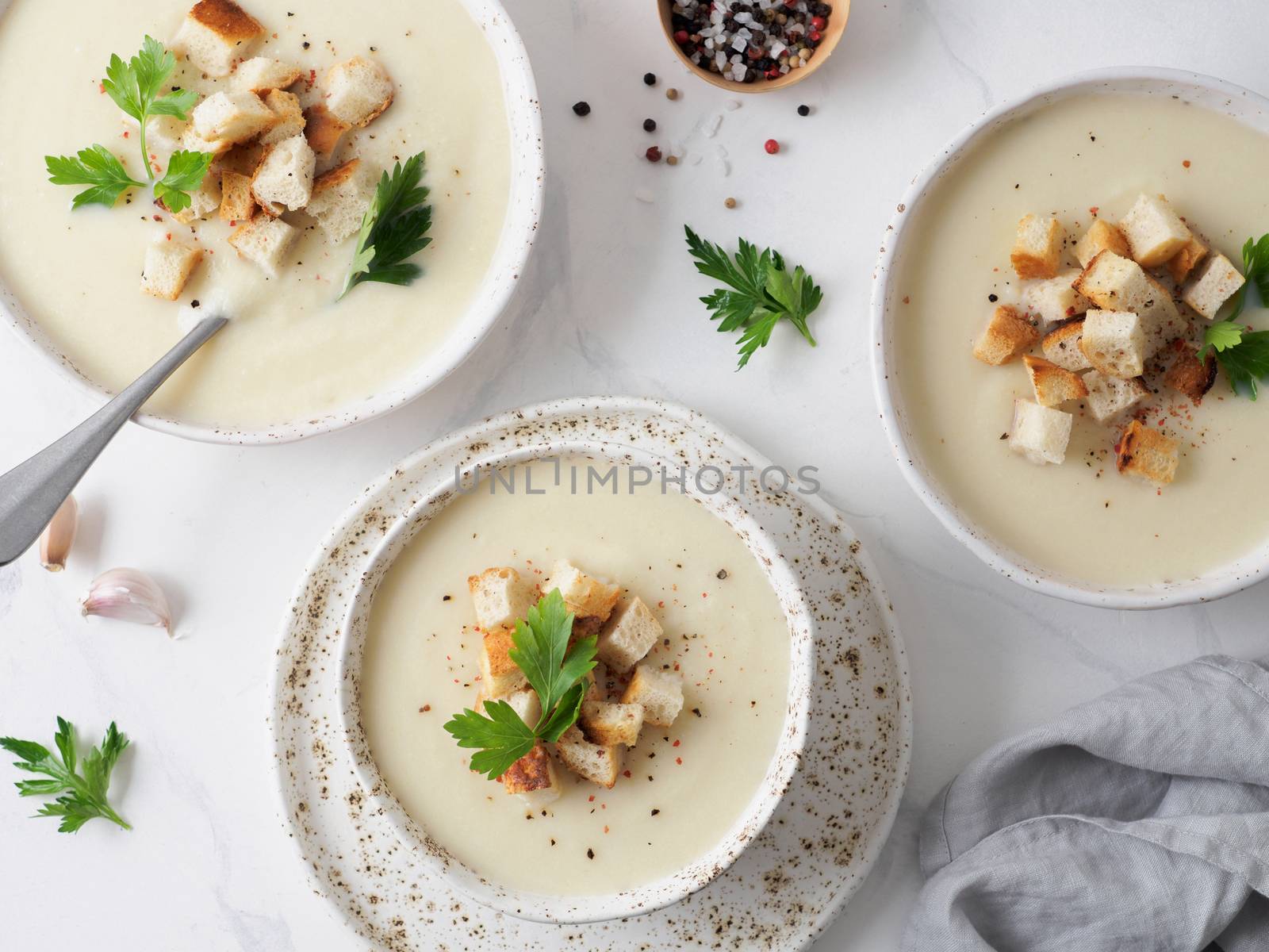 cauliflower soup puree top view by fascinadora