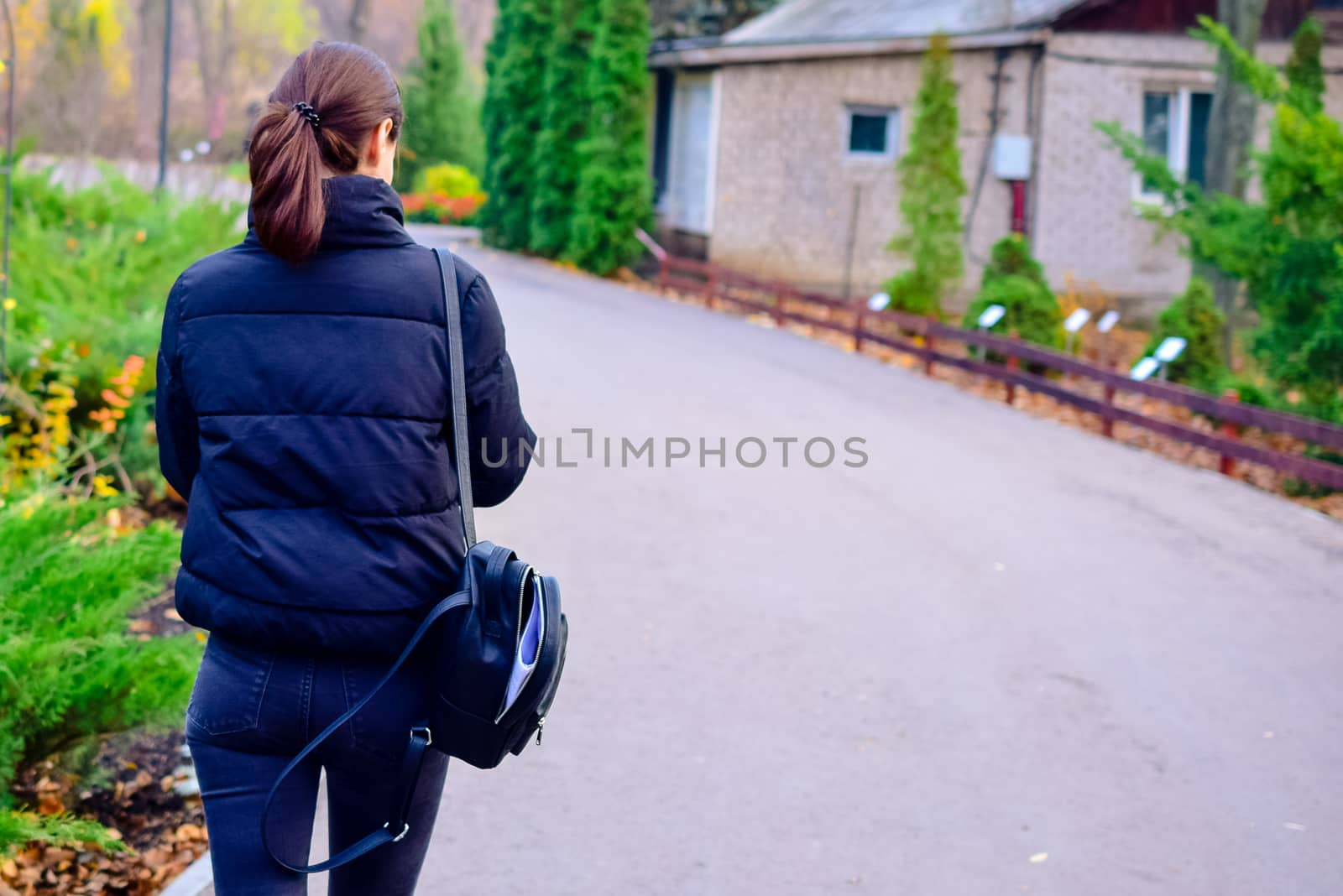 simple and sports walks in the Park in mid-autumn