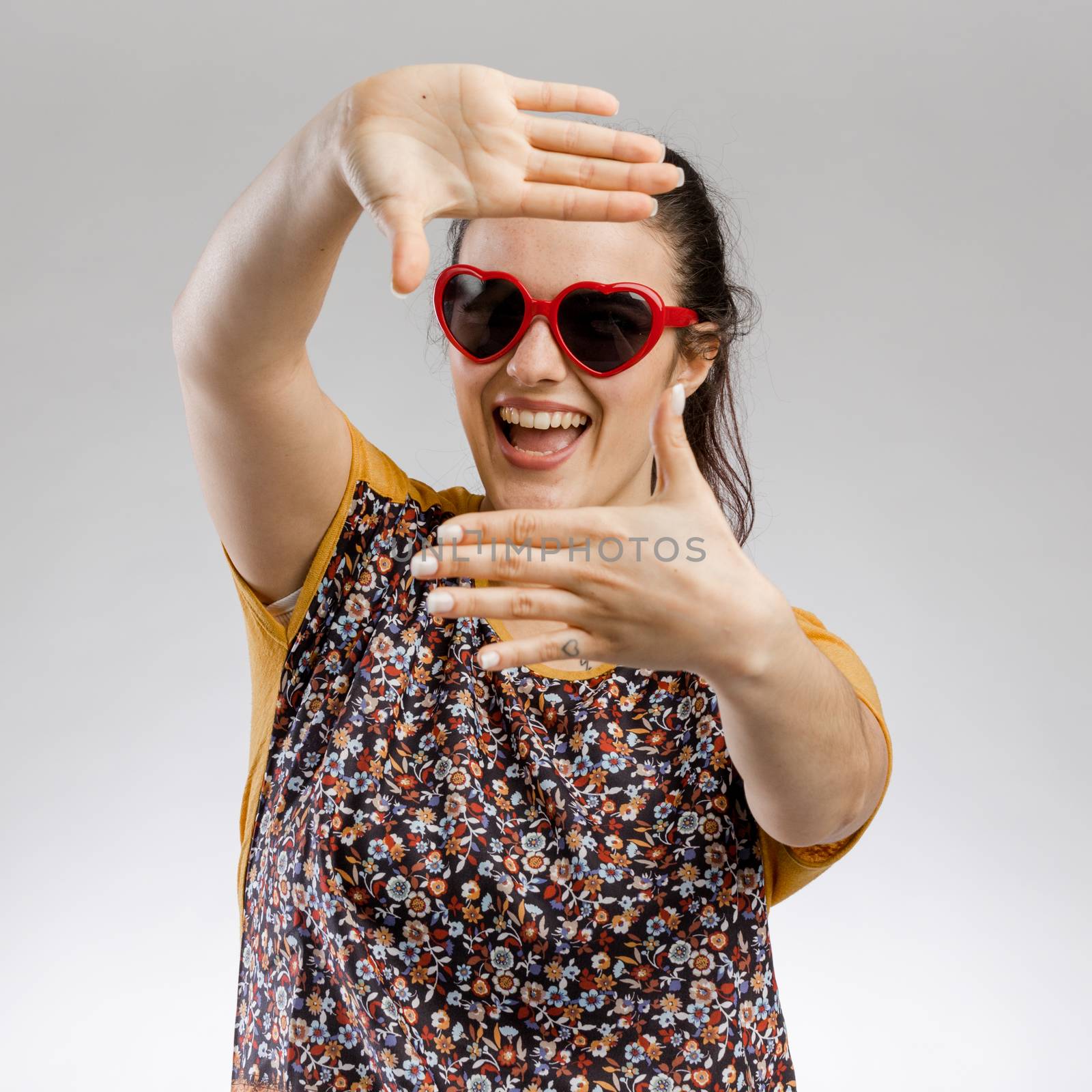 Portrait of a cute brunnet woman wearing sunglasses