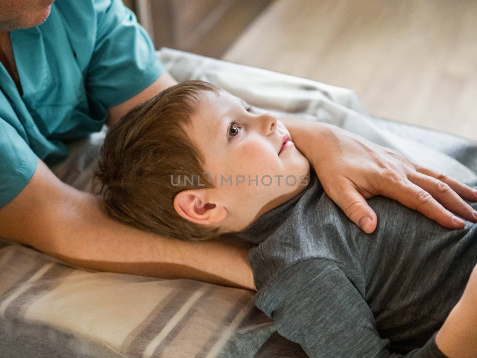 Osteopathy treatment for a child by fascinadora