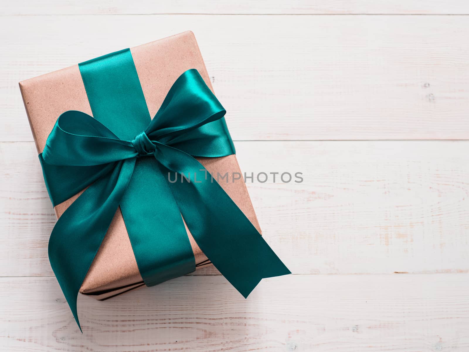 Gift box in craft paper and satin ribbon by fascinadora