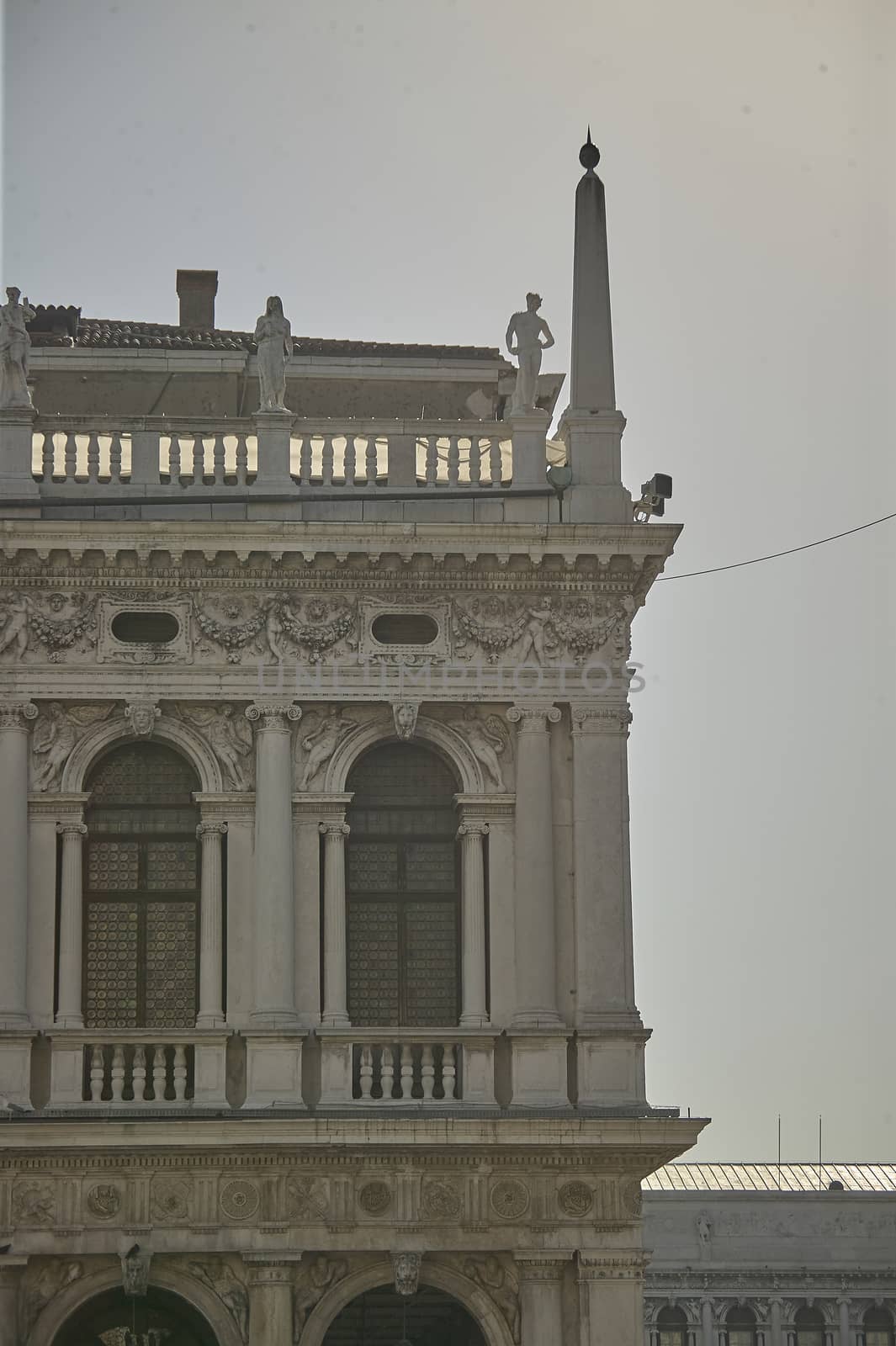 detail of a historic building in the center of Venice, with characteristic architecture.