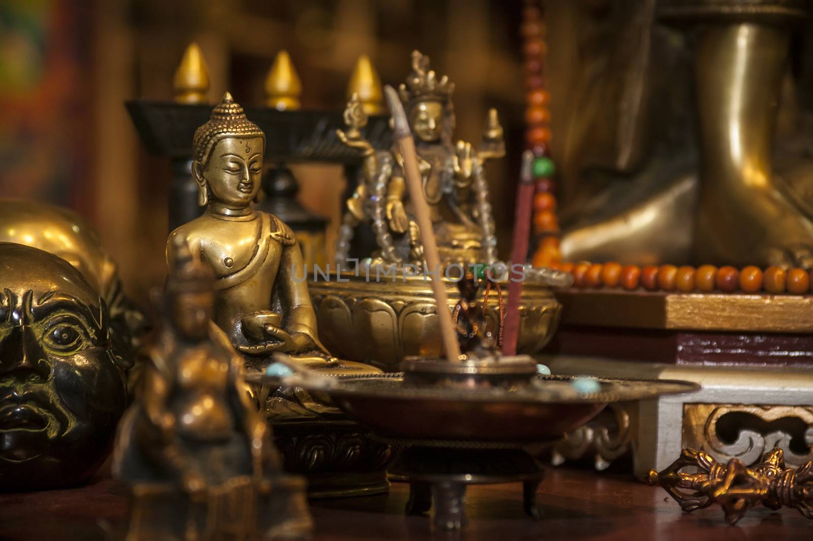 Many Buddha statues are immersed in other spiritual and typical Oriental cultures in a handmade merchandise stand.