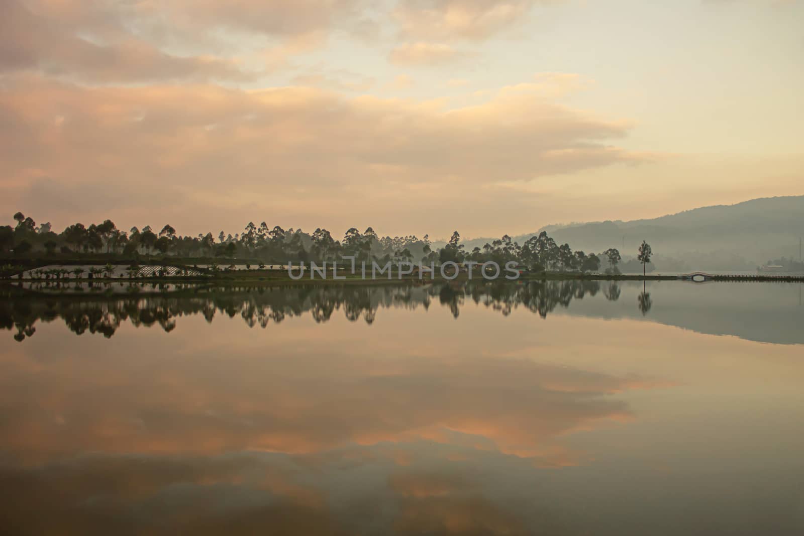 Reflection on the lake Cileunca by irwanmotret