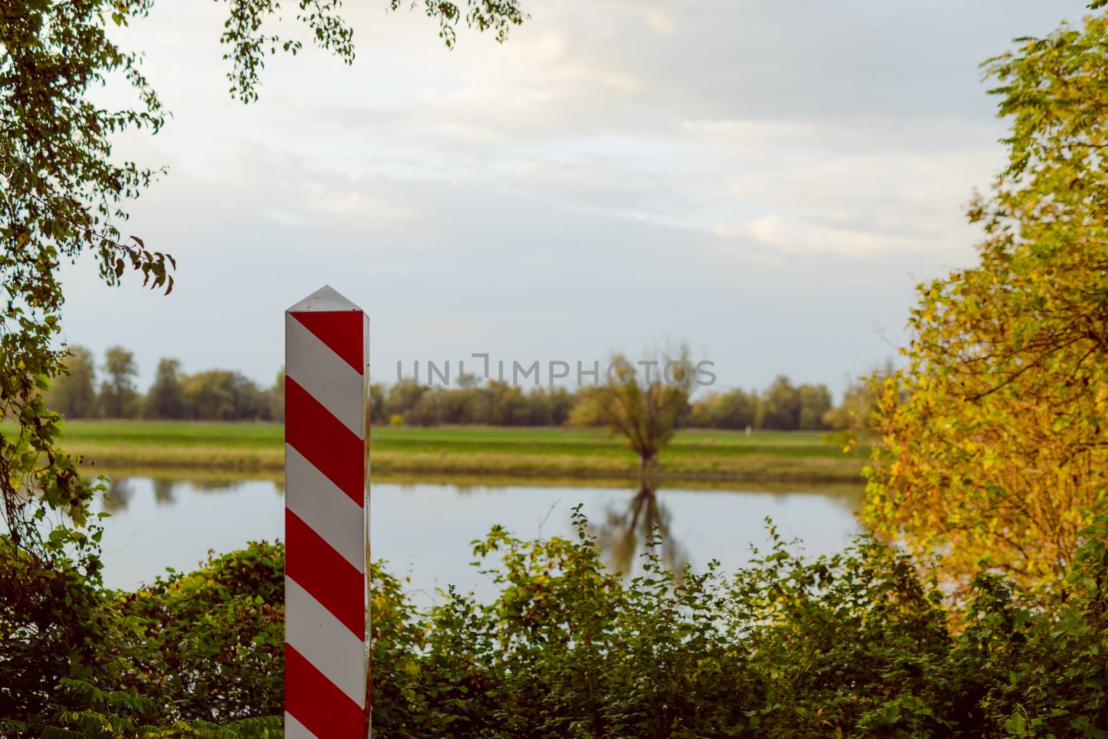 Polish border post splitting from Germany through Odra river