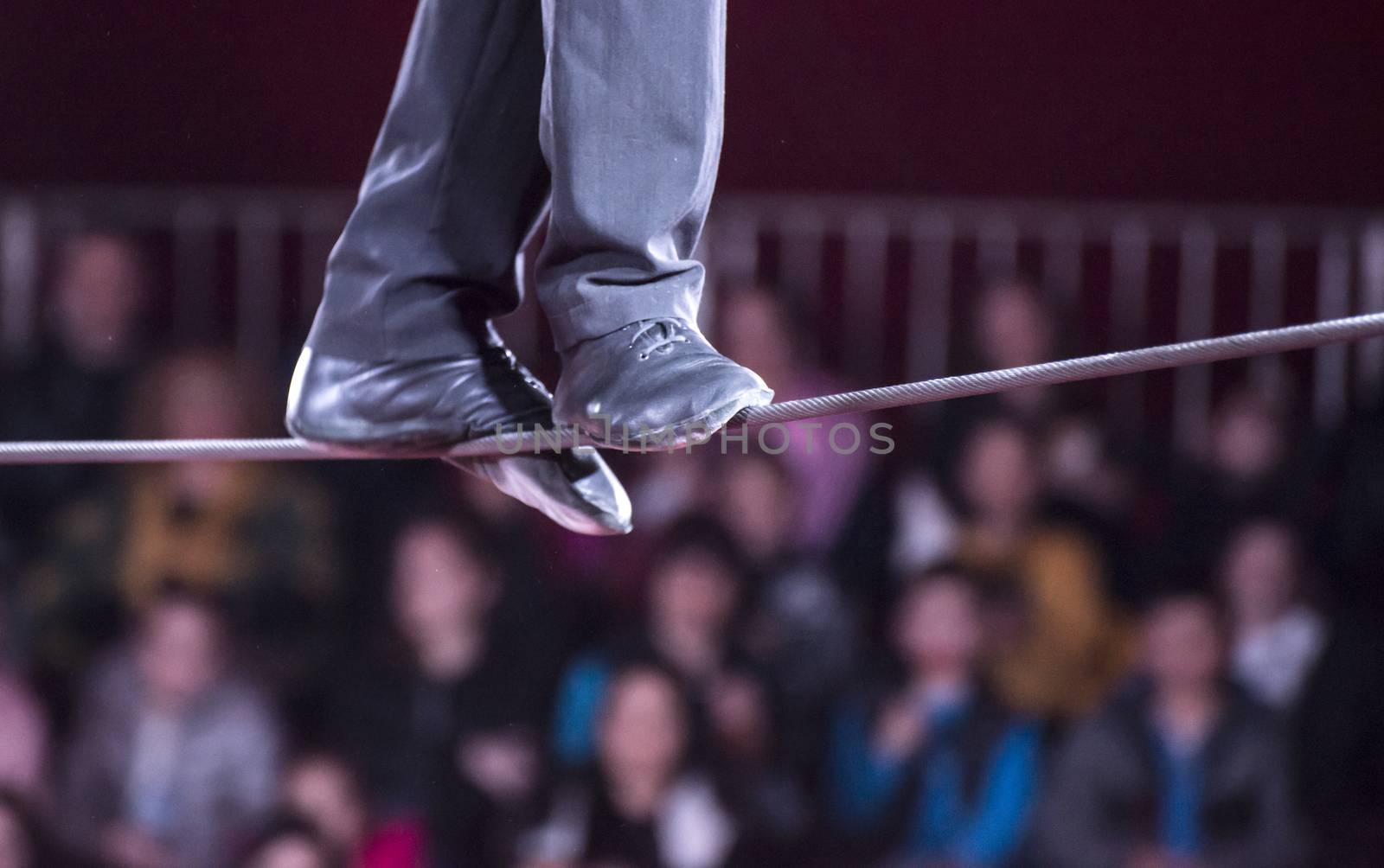 A man walks in a rope in a circus