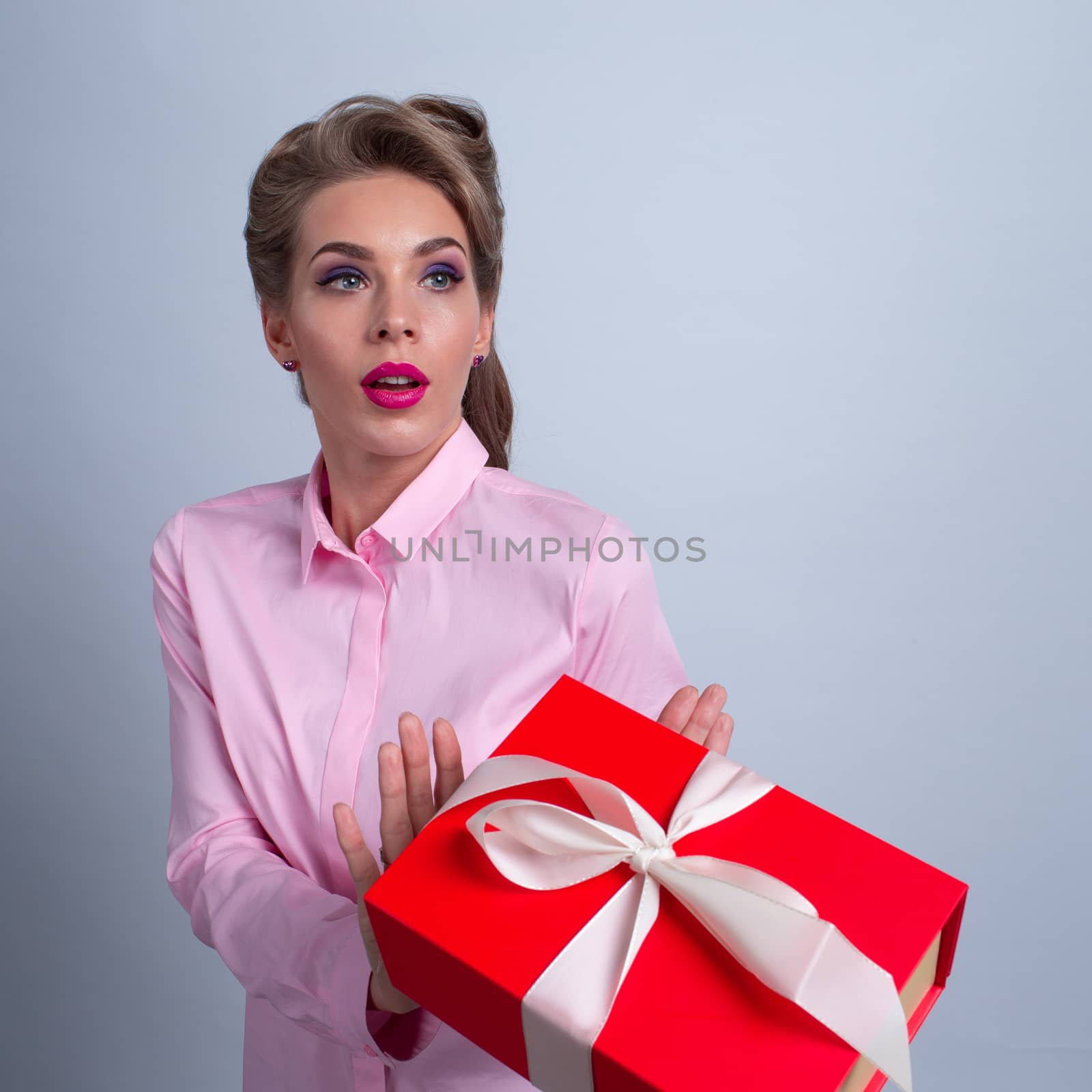 Woman refuse gift by ALotOfPeople