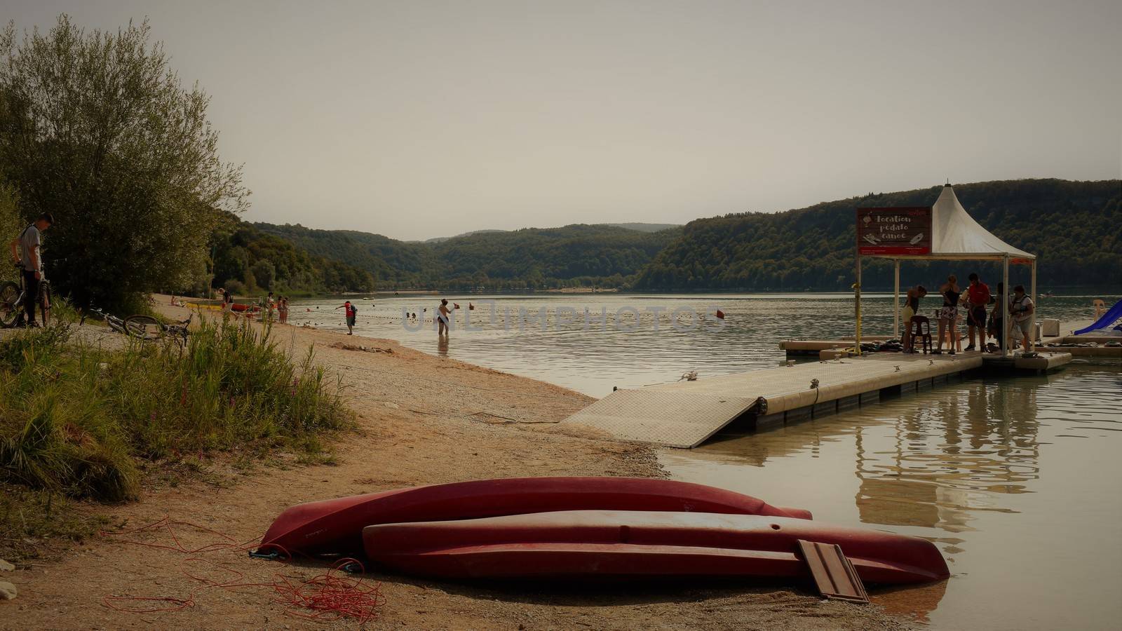 people enjoying watersports on lac du chalain in the Jura France