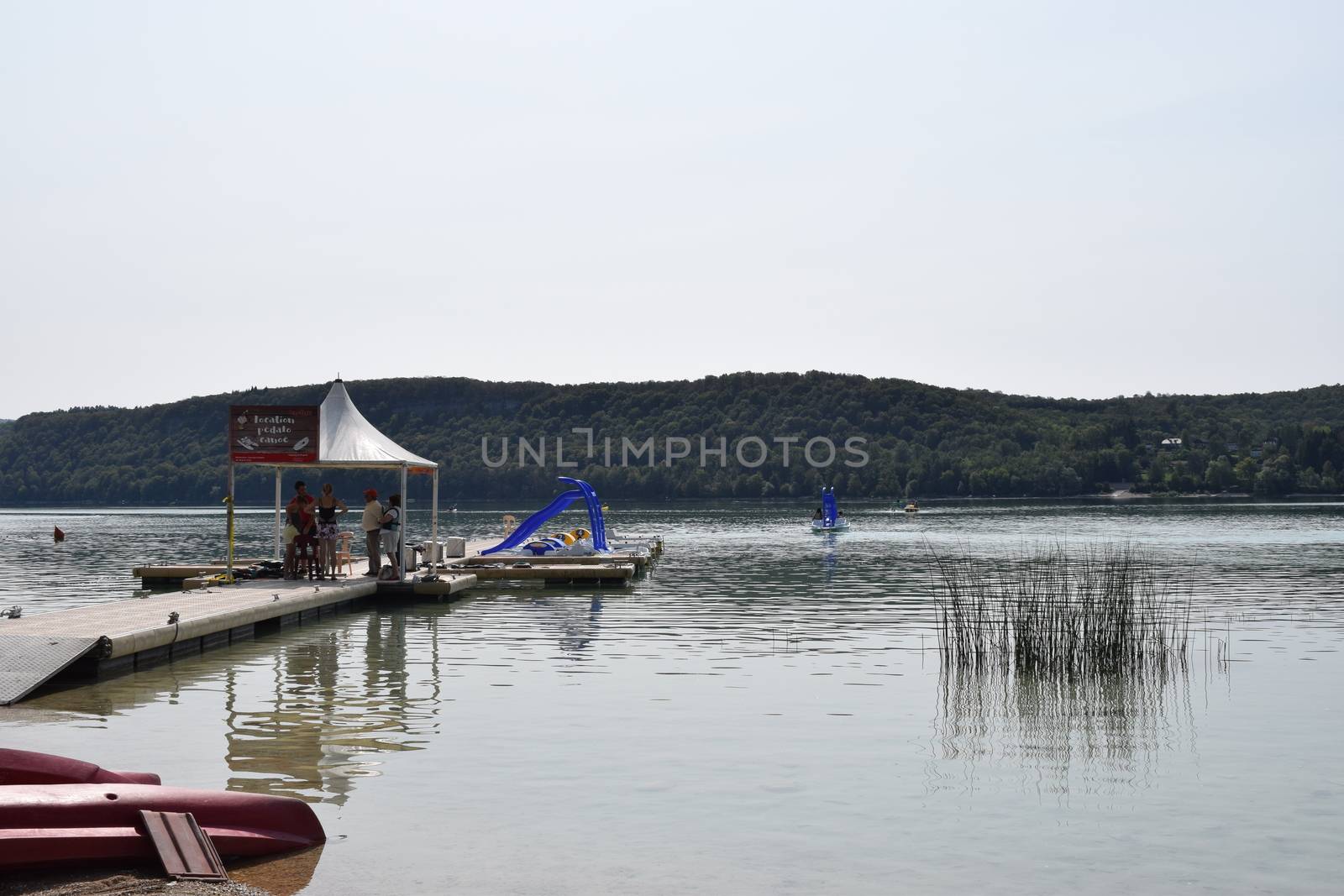 people enjoying watersports on lac du chalain in the Jura France
