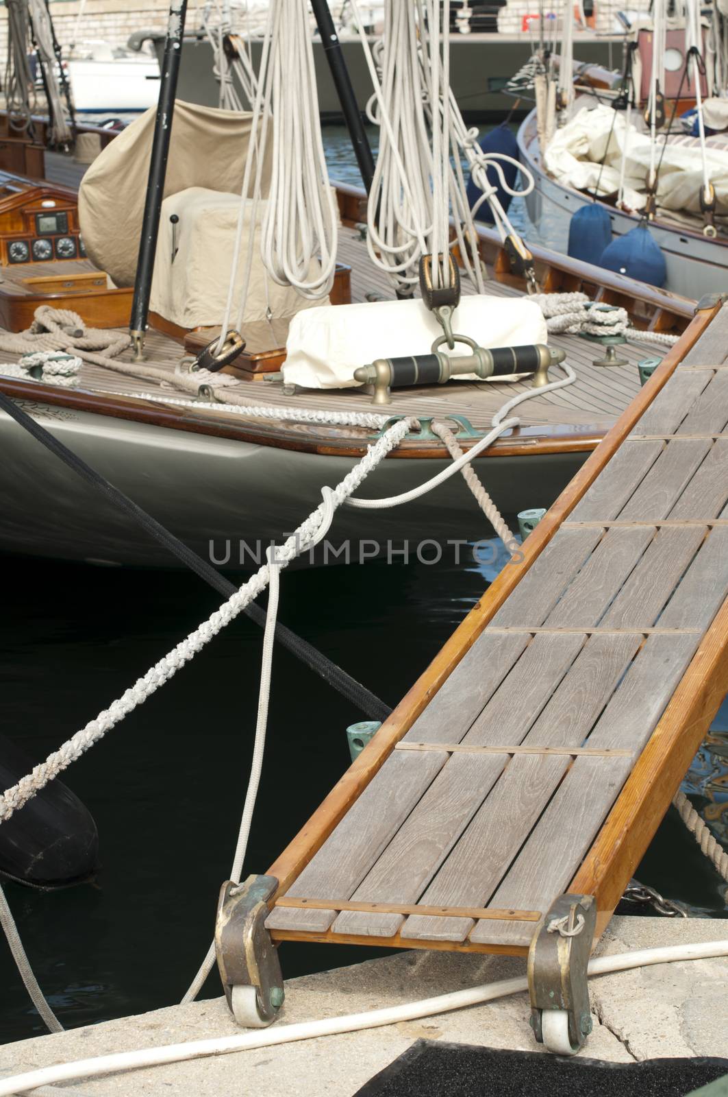 Yacht boarding ladder with rotating platform