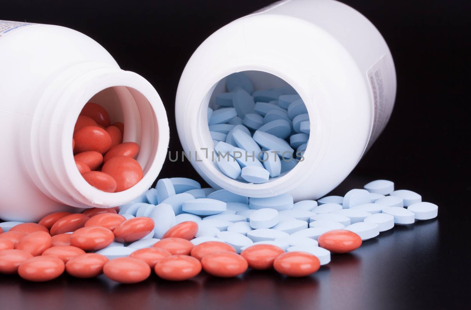 bottle of pills medecine by lanalanglois