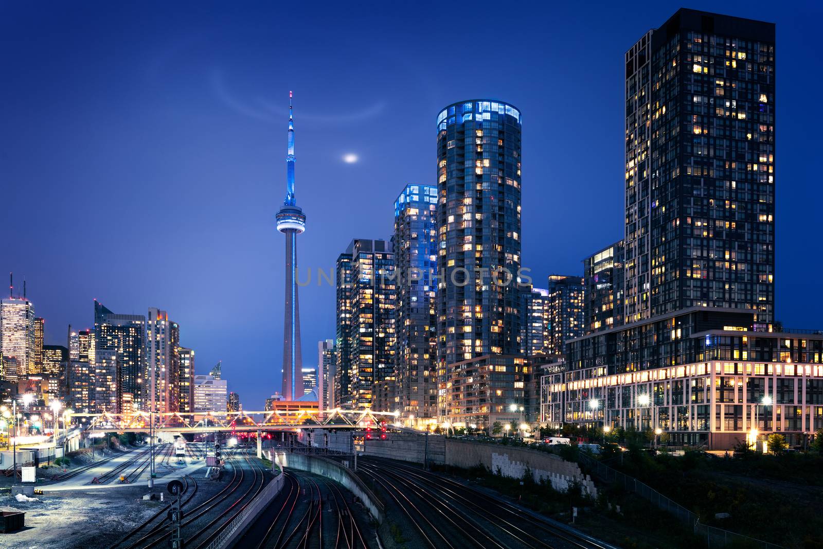Toronto skyline by night by ventdusud