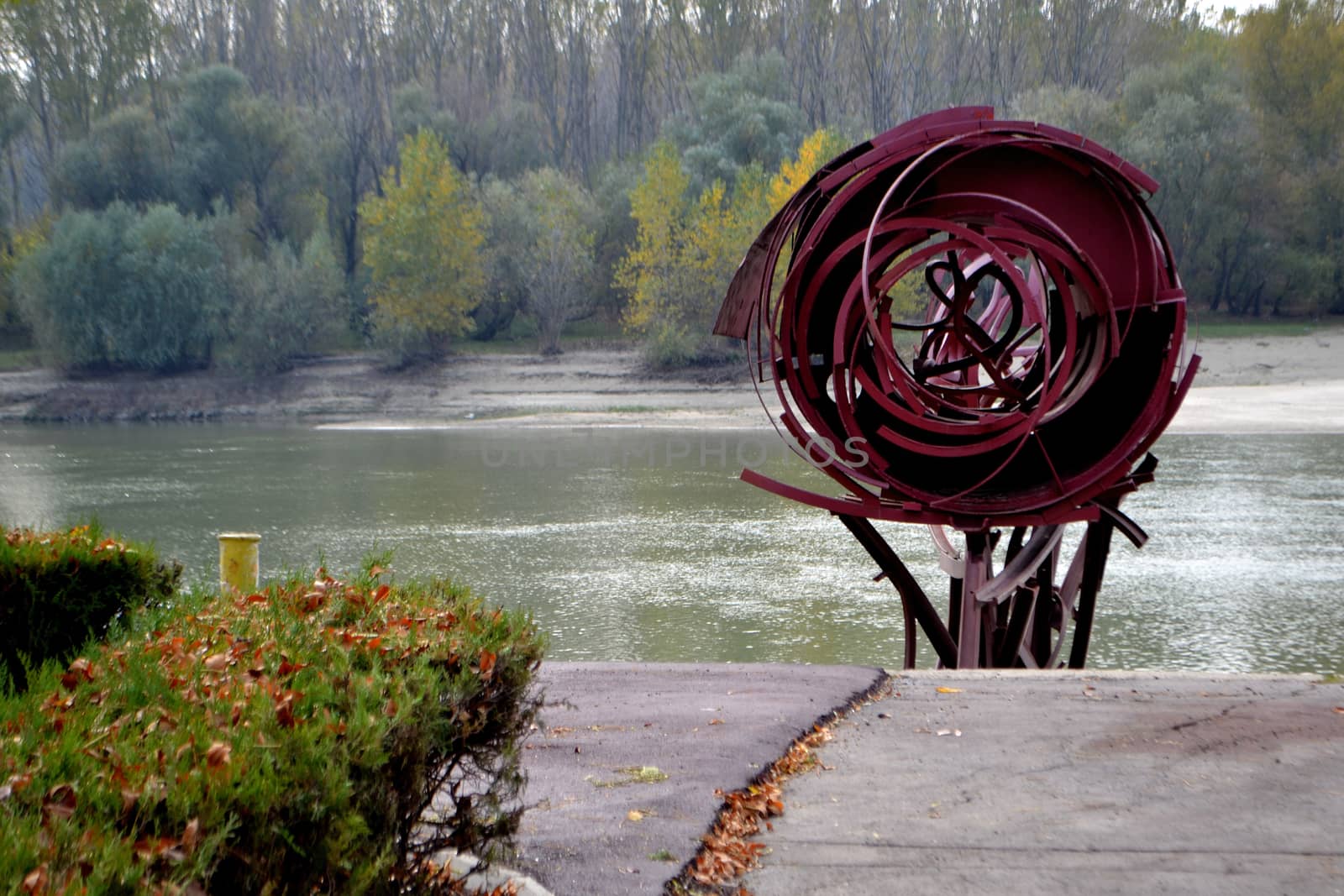 Autumn breaths on the arm of Borcea
The forests on the banks are fantastic.
Come see this fall on your travels